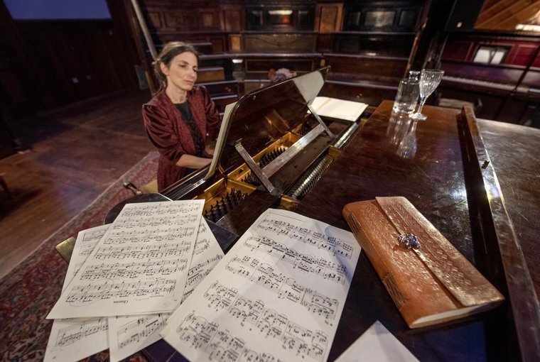 Elena Mazzon in CLARA: SEX, LOVE AND CLASSICAL MUSIC