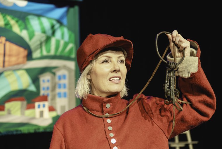 Victoria Melody in TROUBLE, STRUGGLE, BUBBLE AND SQUEAK