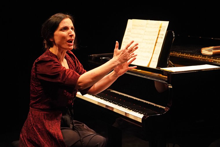 Elena Mazzon in CLARA: SEX, LOVE AND CLASSICAL MUSIC
